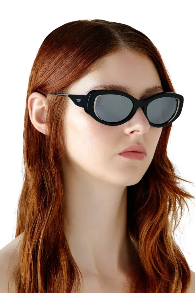 0dl2001 storlek 54 Solglasögon i cat-eye-stil