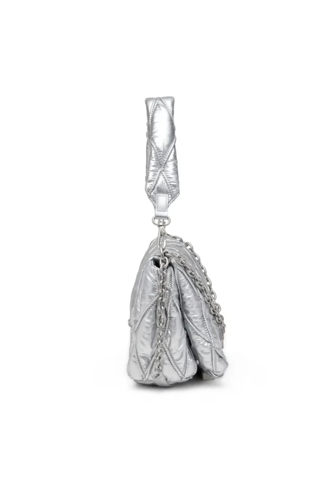 charm-d axelväska Charm-D M-axelväska i quiltad metallic nylon charm-d axelväska Charm-D M-axelväska i quiltad metallic nylon