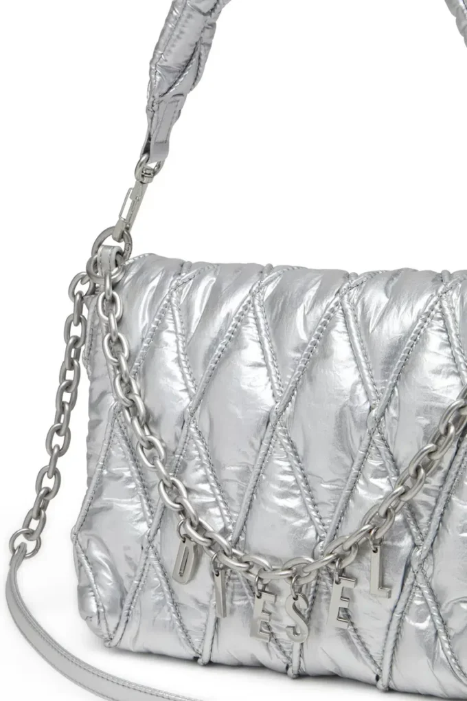 charm-d axelväska Charm-D M-axelväska i quiltad metallic nylon charm-d axelväska Charm-D M-axelväska i quiltad metallic nylon