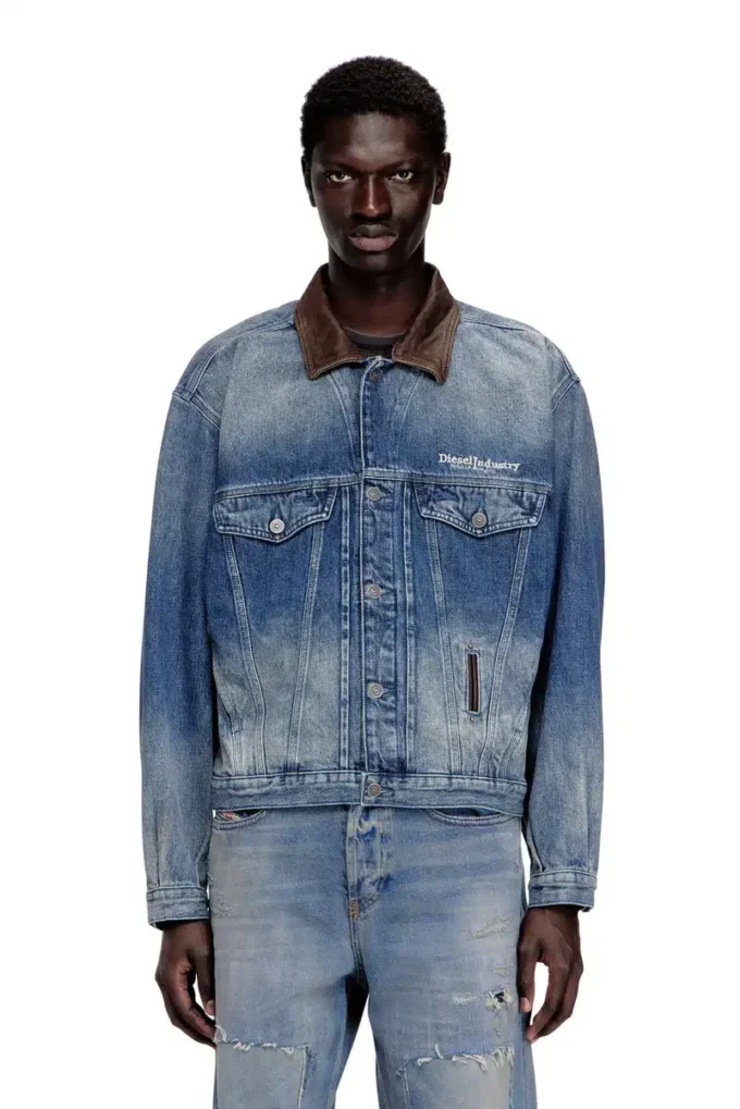 d-denver-s1 Truckerjacka i denim med kontrasterande läderdetaljer d-denver-s1 Truckerjacka i denim med kontrasterande läderdetaljer