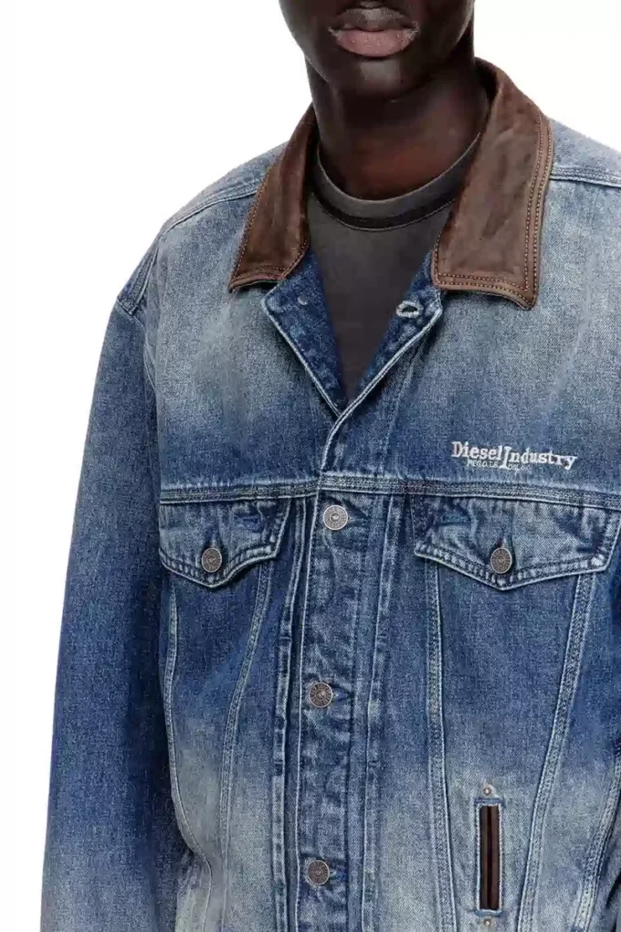 d-denver-s1 Truckerjacka i denim med kontrasterande läderdetaljer d-denver-s1 Truckerjacka i denim med kontrasterande läderdetaljer