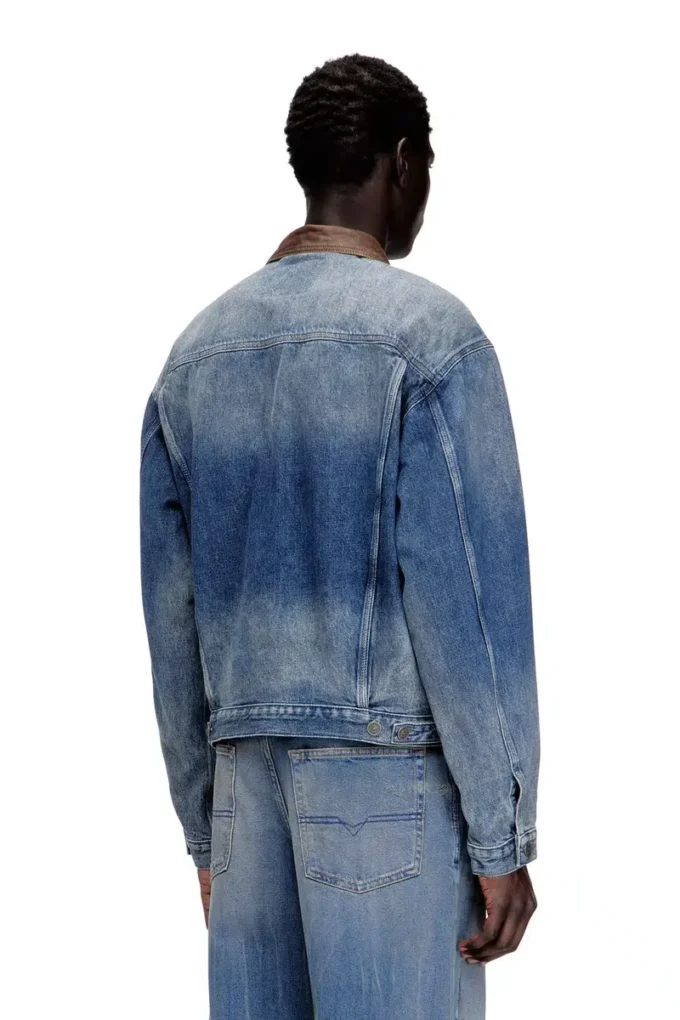 d-denver-s1 Truckerjacka i denim med kontrasterande läderdetaljer d-denver-s1 Truckerjacka i denim med kontrasterande läderdetaljer