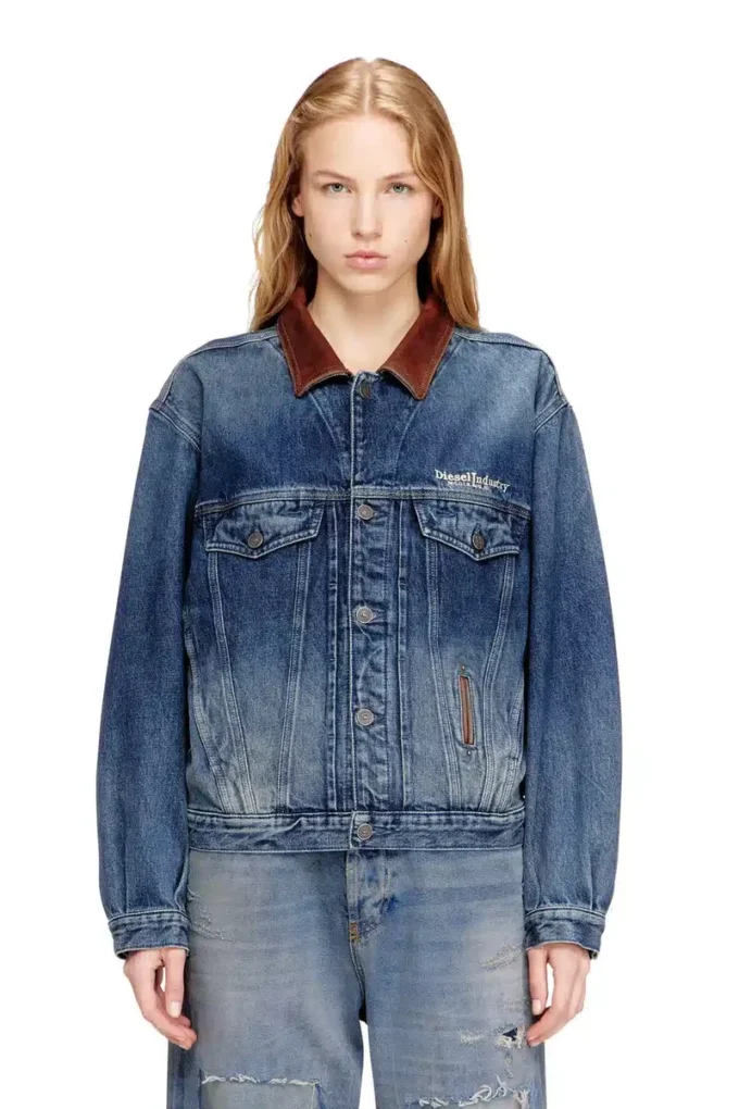 d-denver-s1 Truckerjacka i denim med kontrasterande läderdetaljer d-denver-s1 Truckerjacka i denim med kontrasterande läderdetaljer