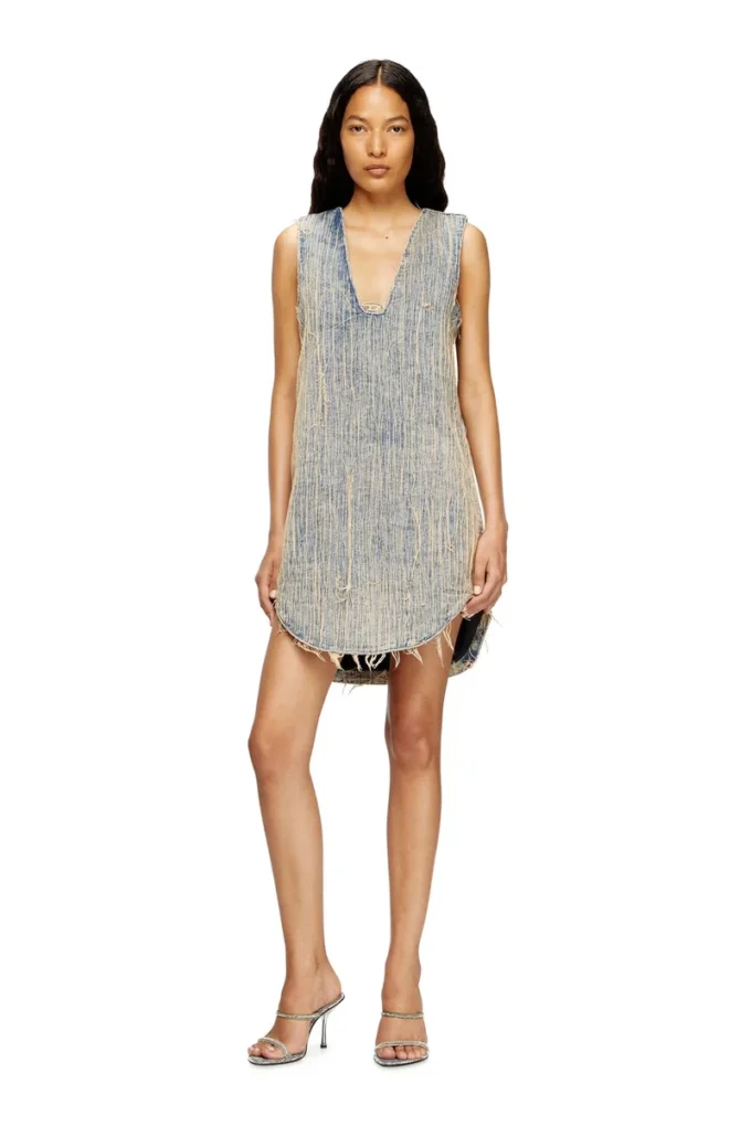 de-laris-dress-s2 Denimklänning med slitna detaljer de-laris-dress-s2 Denimklänning med slitna detaljer