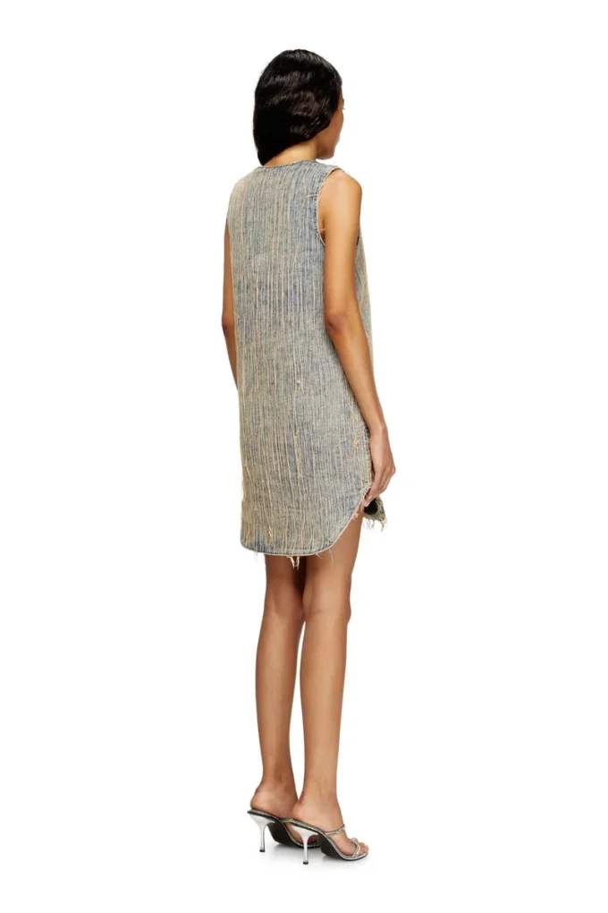de-laris-dress-s2 Denimklänning med slitna detaljer de-laris-dress-s2 Denimklänning med slitna detaljer