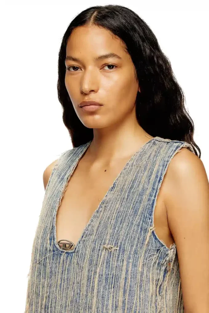de-laris-dress-s2 Denimklänning med slitna detaljer de-laris-dress-s2 Denimklänning med slitna detaljer