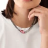 dx1446 Halsband med kedja i röd emalj dx1446 Halsband med kedja i röd emalj