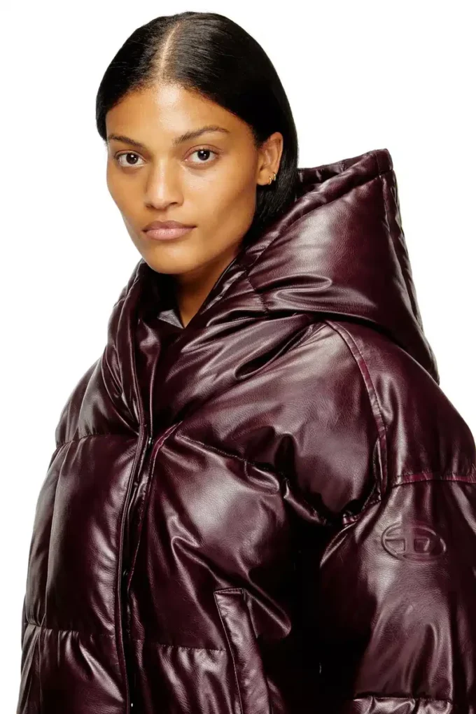 fr-w-illey Pufferjacka med huva i burgundy, tillverkad i belagt tyg fr-w-illey Pufferjacka med huva i burgundy, tillverkad i belagt tyg