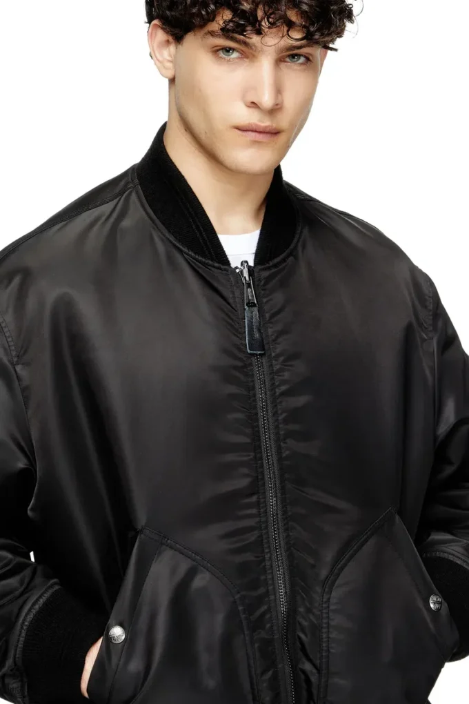 j-held Bomberjacka i vadderad nylon med Oval D j-held Bomberjacka i vadderad nylon med Oval D