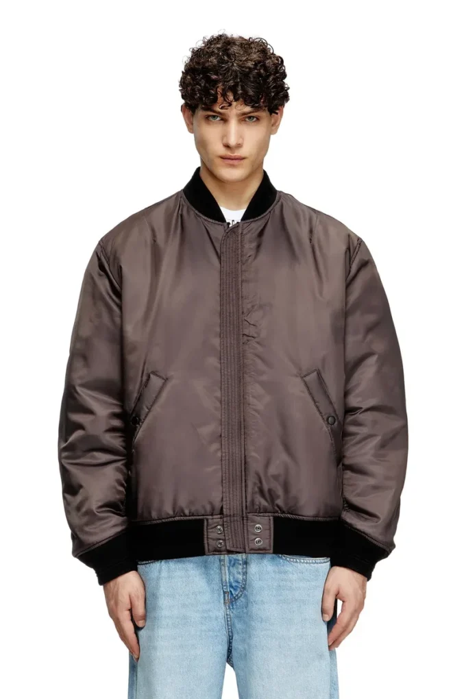 j-held Bomberjacka i vadderad nylon med Oval D j-held Bomberjacka i vadderad nylon med Oval D