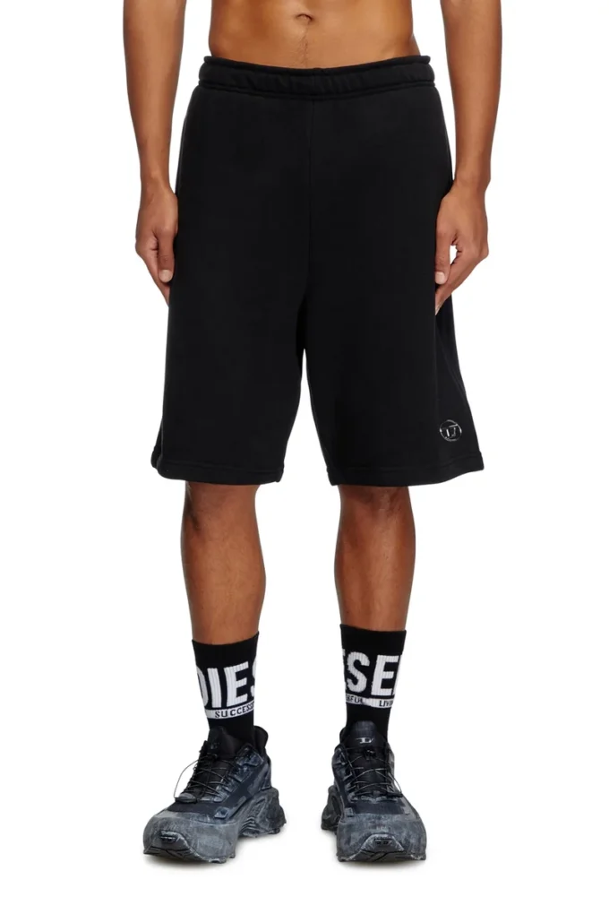 p-marshy-od Sweatshorts med silverfärgad oval D p-marshy-od Sweatshorts med silverfärgad oval D