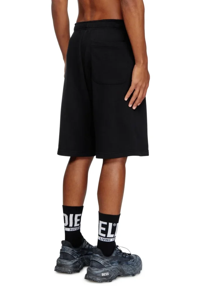 p-marshy-od Sweatshorts med silverfärgad oval D p-marshy-od Sweatshorts med silverfärgad oval D