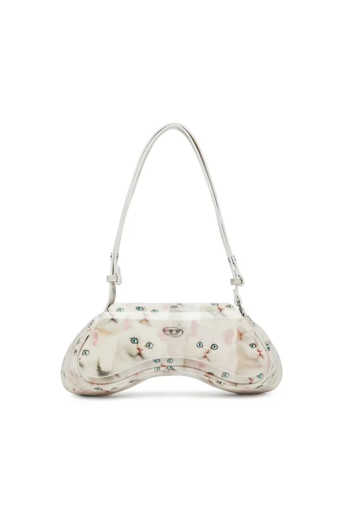 play crossbody Play-axelväska i tryckt glansig PU play crossbody Play-axelväska i tryckt glansig PU