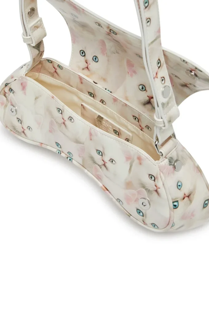 play crossbody Play-axelväska i tryckt glansig PU play crossbody Play-axelväska i tryckt glansig PU