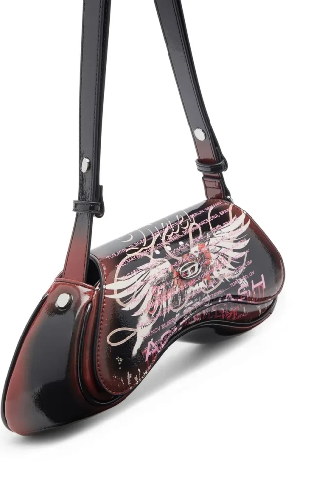 play crossbody Play-axelväska i tryckt glansig PU play crossbody Play-axelväska i tryckt glansig PU