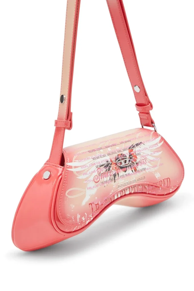 play crossbody Play-axelväska i tryckt glansig PU play crossbody Play-axelväska i tryckt glansig PU