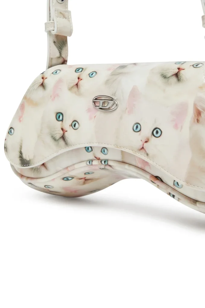 play crossbody Play-axelväska i tryckt glansig PU play crossbody Play-axelväska i tryckt glansig PU