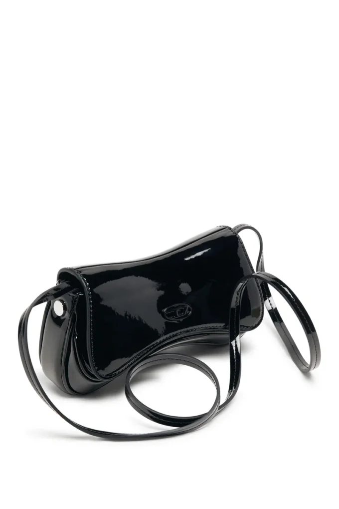 play crossbody xs Play-Small crossbody-väska i glansig PU