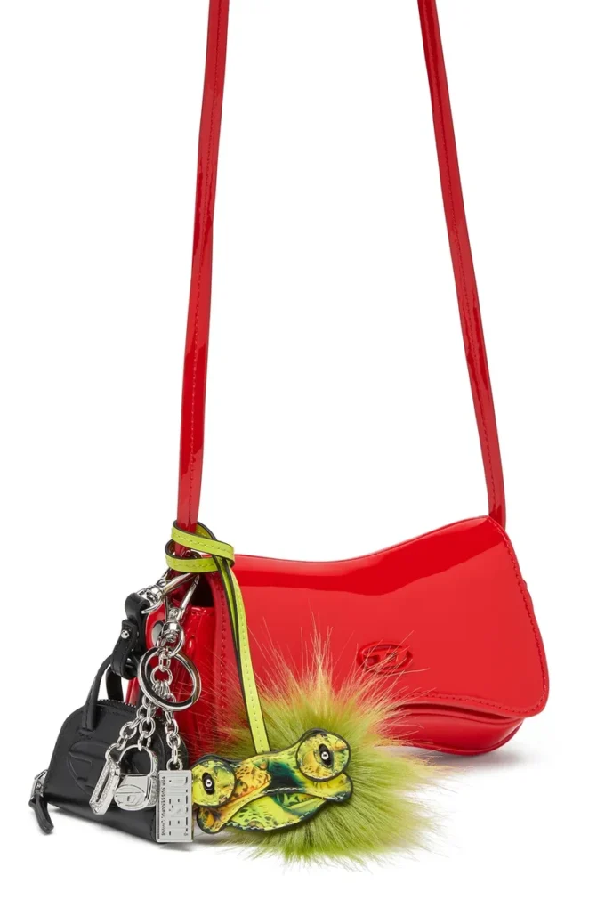 play crossbody xs Play-Small crossbody-väska i glansig PU
