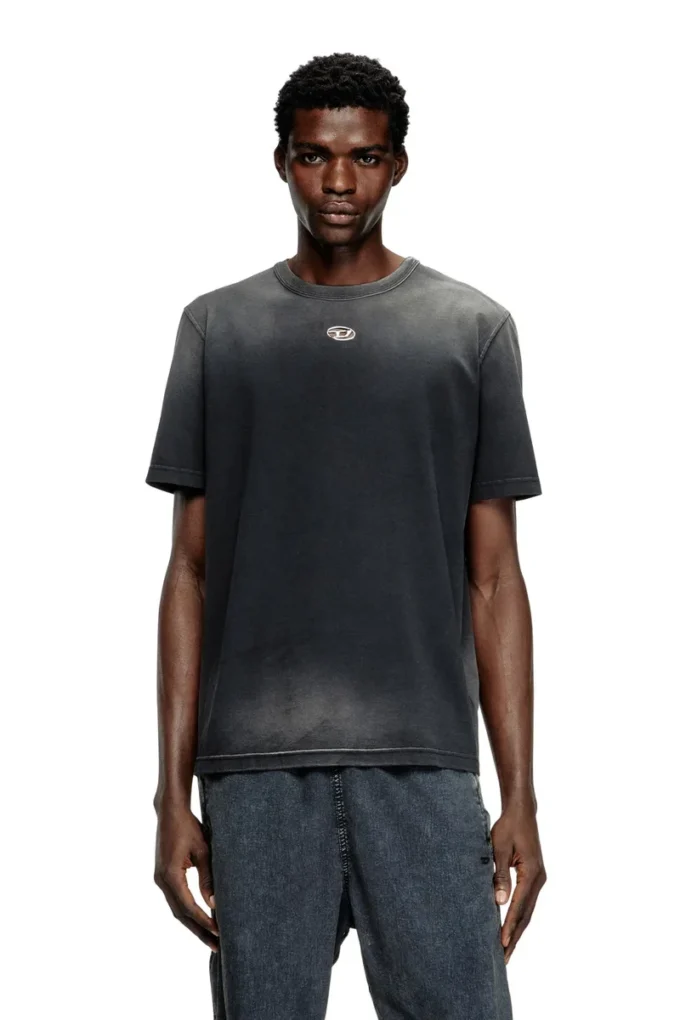 t-adjust-t1 Blekt T-shirt med utskuren oval D t-adjust-t1 Blekt T-shirt med utskuren oval D