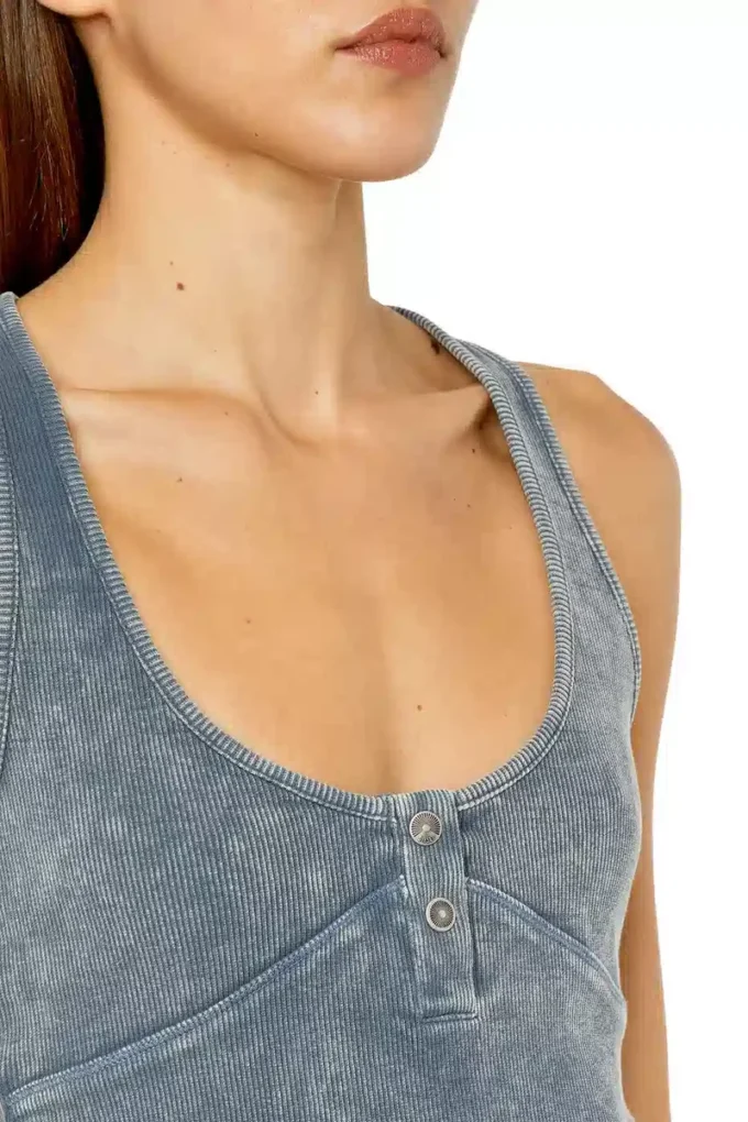 t-aniesse Ribbad racerback-top med knappöppning t-aniesse Ribbad racerback-top med knappöppning