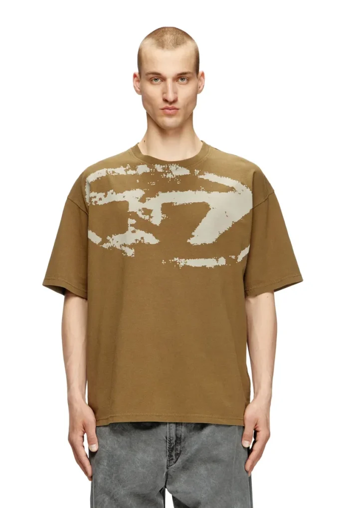 t-boxt-n14 T-shirt med slitna flockade logotyper t-boxt-n14 T-shirt med slitna flockade logotyper