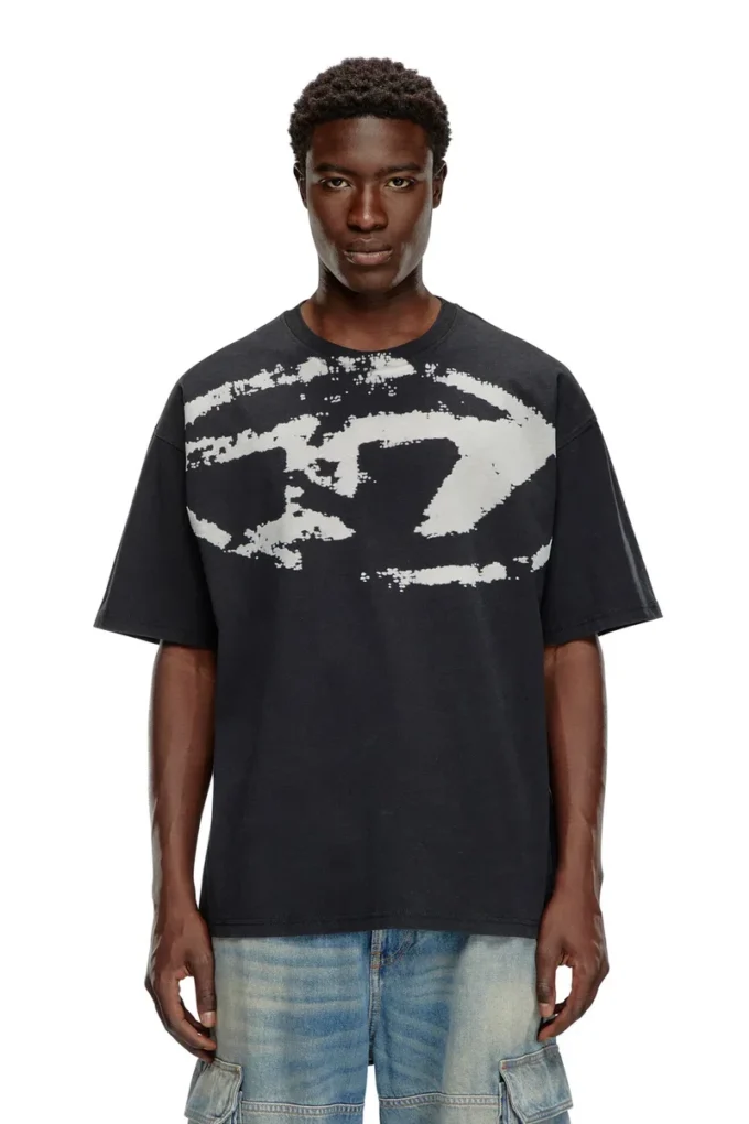 t-boxt-n14 T-shirt med slitna flockade logotyper t-boxt-n14 T-shirt med slitna flockade logotyper