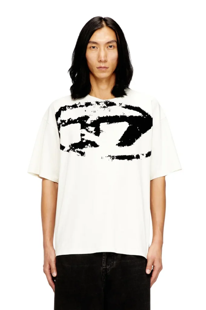 t-boxt-n14 T-shirt med slitna flockade logotyper t-boxt-n14 T-shirt med slitna flockade logotyper