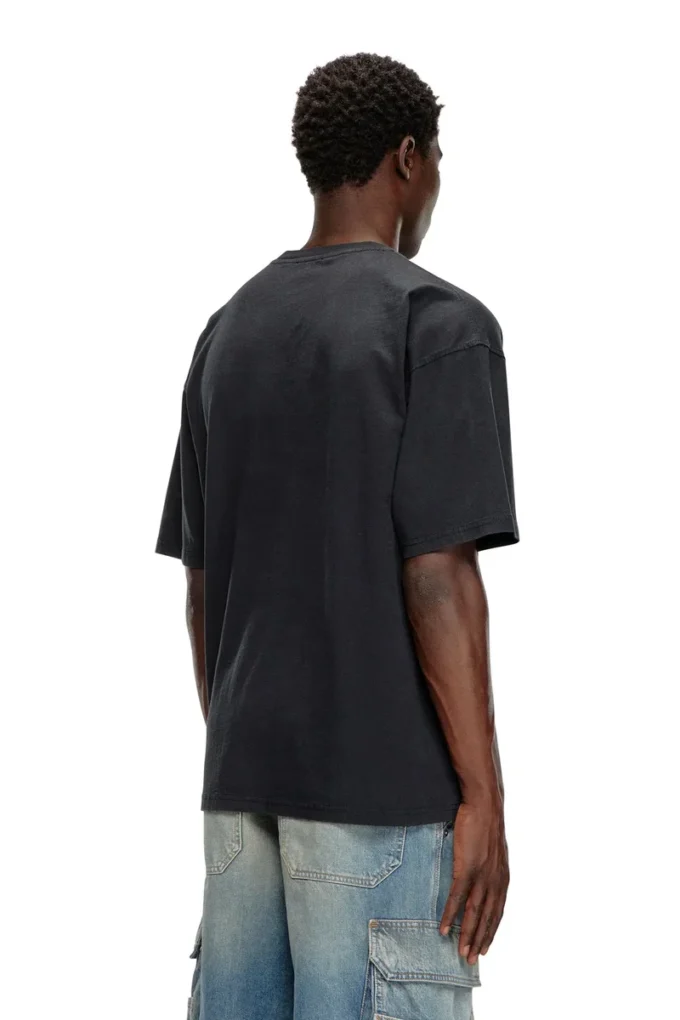 t-boxt-n14 T-shirt med slitna flockade logotyper t-boxt-n14 T-shirt med slitna flockade logotyper