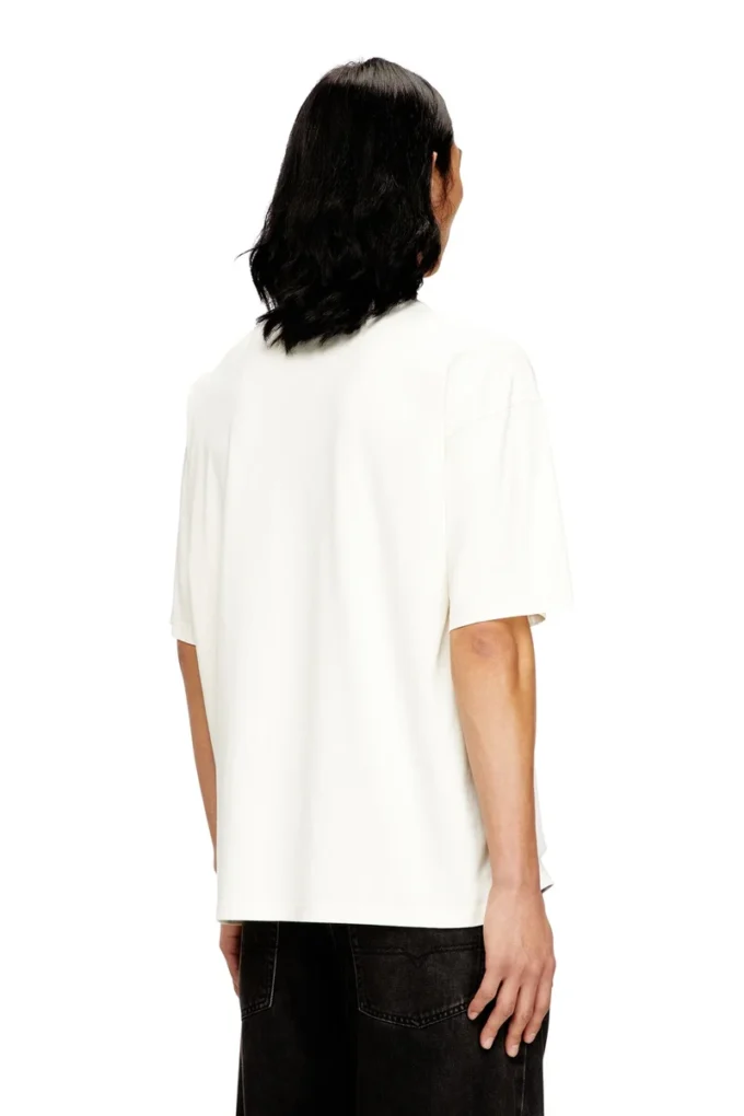 t-boxt-n14 T-shirt med slitna flockade logotyper t-boxt-n14 T-shirt med slitna flockade logotyper