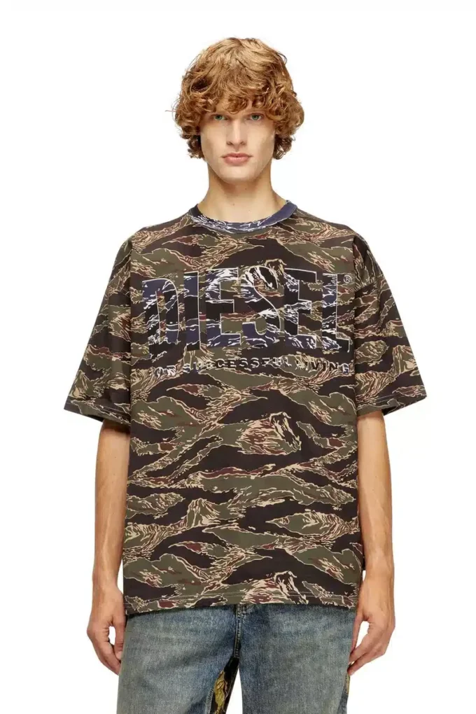 t-boxt-t22 Camo T-shirt med camo-logotyp t-boxt-t22 Camo T-shirt med camo-logotyp