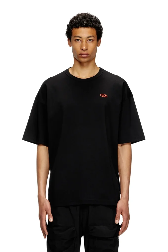 t-boxt-t6 T-shirt med röd oval D t-boxt-t6 T-shirt med röd oval D