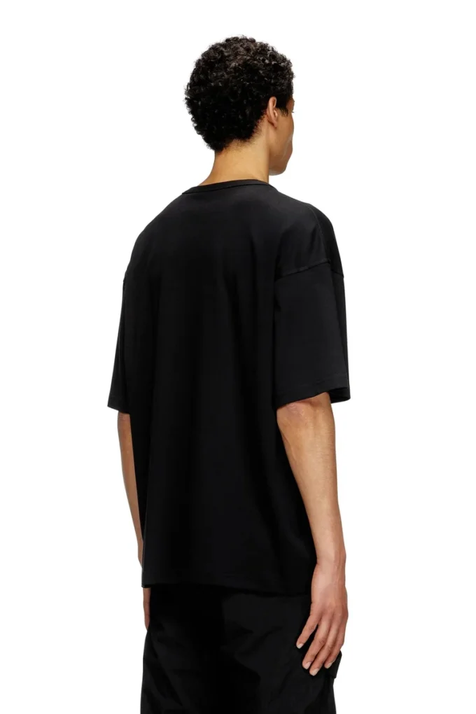 t-boxt-t6 T-shirt med röd oval D t-boxt-t6 T-shirt med röd oval D