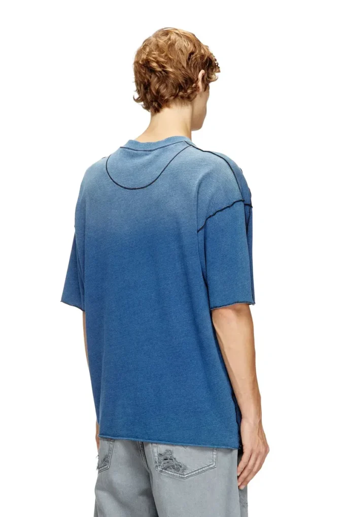 t-craoxt Bomullst-shirt med kontrasterande överlockstygsömmar t-craoxt Bomullst-shirt med kontrasterande överlockstygsömmar
