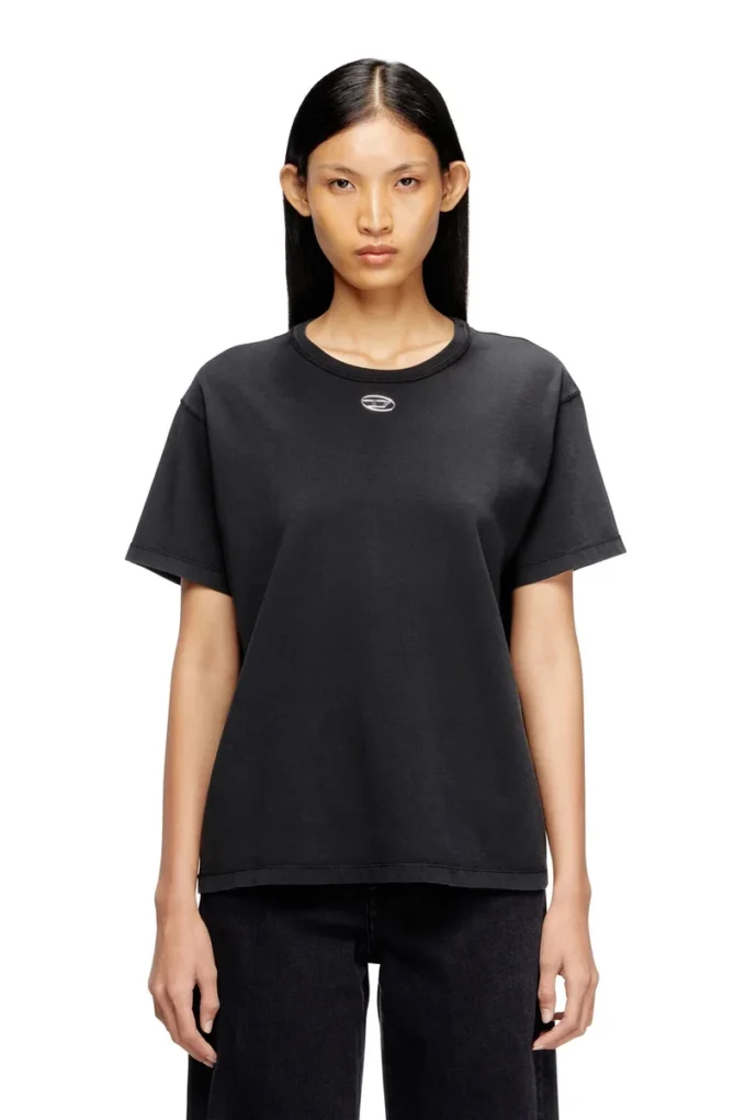 t-normy-od-s1 Bomullst-shirt med metalliskt Oval D t-normy-od-s1 Bomullst-shirt med metalliskt Oval D