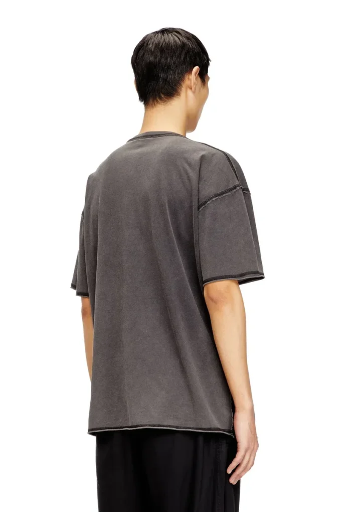 t-rawboxt T-shirt med applikationslogotyp och rå kant